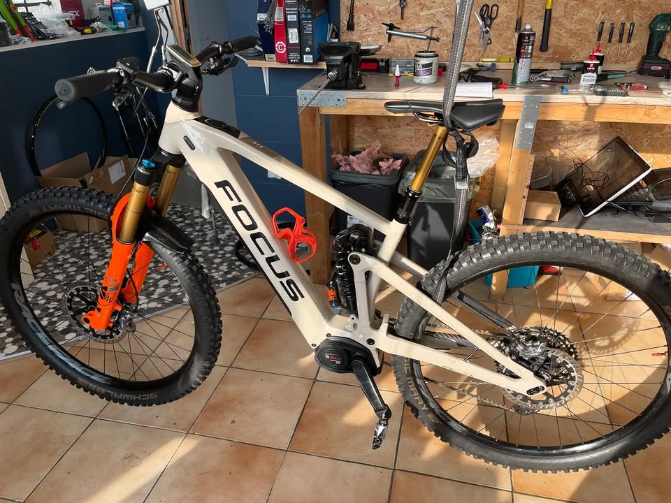 Mon pote du moment. Un Focus Sam2, la version la plus haut de gamme. Moteur Bosch CX, Fox 38 Kashima avec une cartouche Grip2, Amortisseur hélicoïdal Fox Van, super freins, super roues... Bref du tout bon. Repart avec : ✅ Un kit de roulements céramiques au moyeu arrière. ✅ Des plaquettes XT neuves (et rodées 😉) ✅ Un Tubeless propre, Jantes et pneus nettoyés et preventif frais. ✅ Une transmission décorrodée et reglée. ✅ Une motorisation à jour. Prêt à déplacer de l'air dans les chemins du secteur. My friend of the moment, the high end version of a Focus Sam2 all singing and dancing. Top notch motor and equipments, and now enhanced with ceramic bearings hub side. This thing is gonna fly !